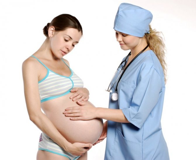 Акушер дает советы беременной девушке перед родами