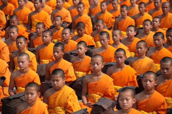 Дети в одежде тибетских монахов