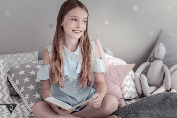 Девочка с книгой на кровати