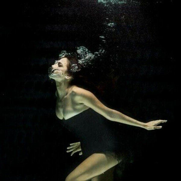 девушка под водой
