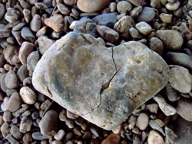 Камень в виде сердца с трещиной