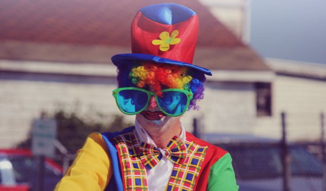 клоун в костюме стресс и страх на новой работе