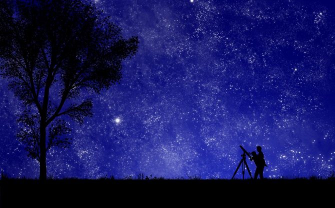люди смотрят в ночное небо через телескоп