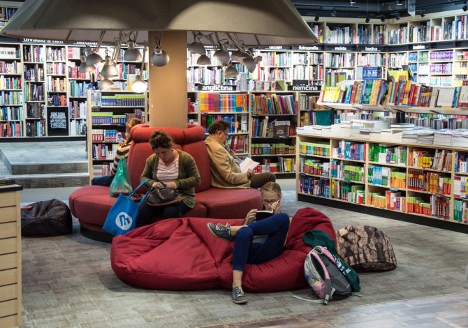 Люди в мягких креслах и читают в книжном магазине