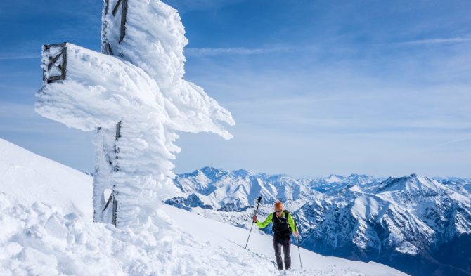 лыжник поднимается в горы север снег стресс и страх на новой работе