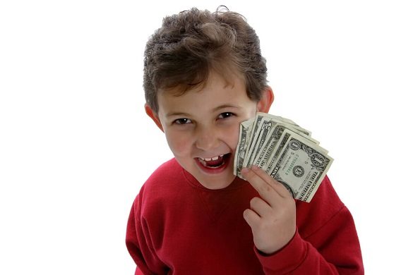 Мальчик подросток показывает деньги