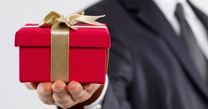 Манипулировать раздачей подарков