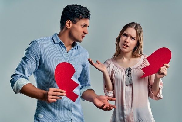Муж и жена стоят с разделенным на две половинки сердцем, потому что не умеют прислушиваться друг к другу и это разрушает их брак.