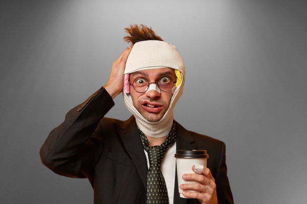 мужчина с травмированой головой держит стакан кофе, потому что в его браке нет мира.