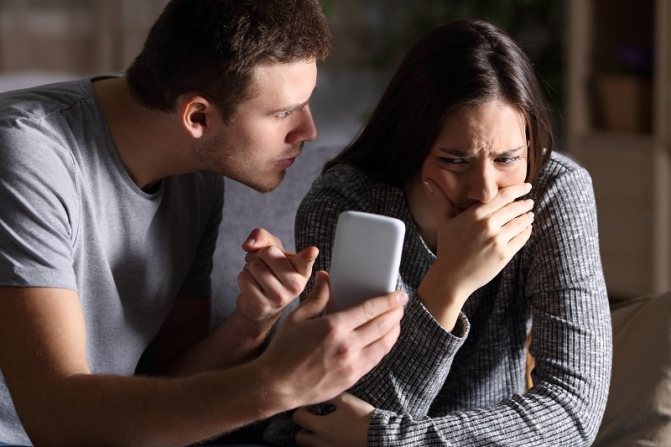 Мужчина узнал об измене жены по смс из телефона и хочет наказать