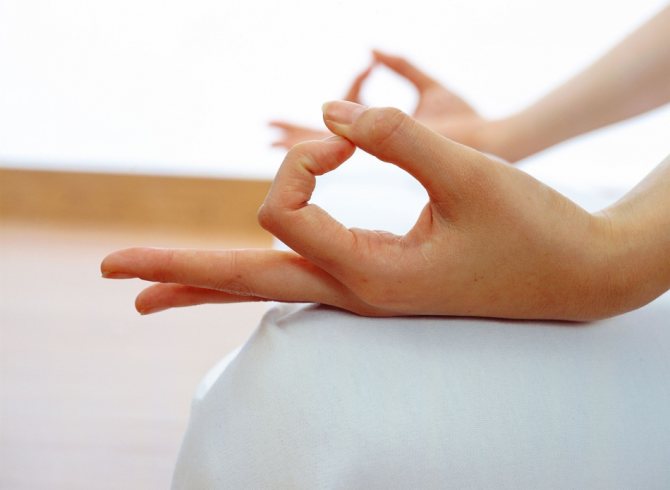 Поза рук во время медитации
