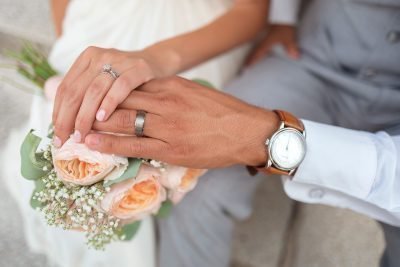 Руки невесты и жениха с обручальными кольцами