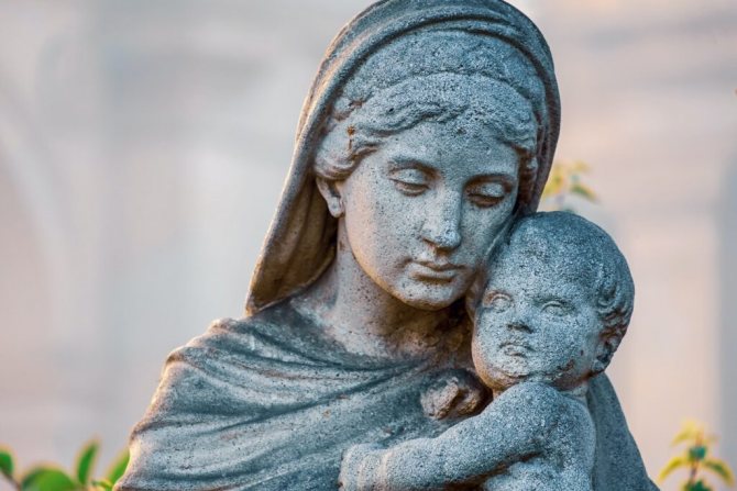 статуя женщины с ребенком