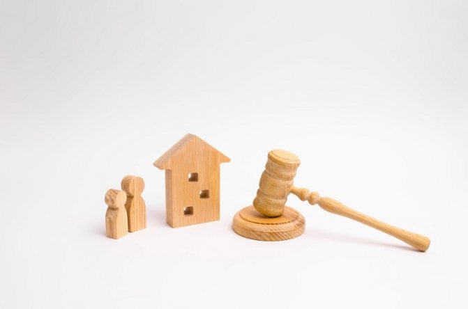 Суд, развод, дом и женщина с ребенком