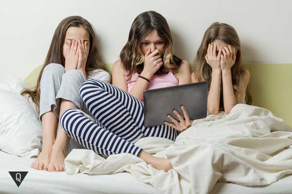 Три девушки под впечатлением от того, что увидели в планшете