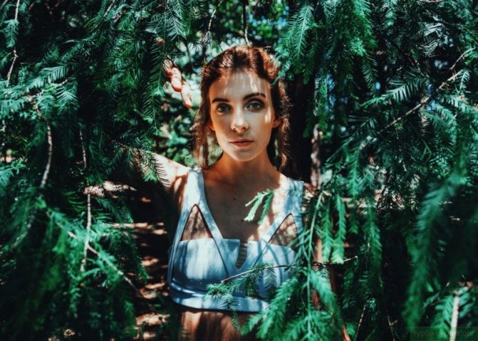 застенчивая девушка в лесу