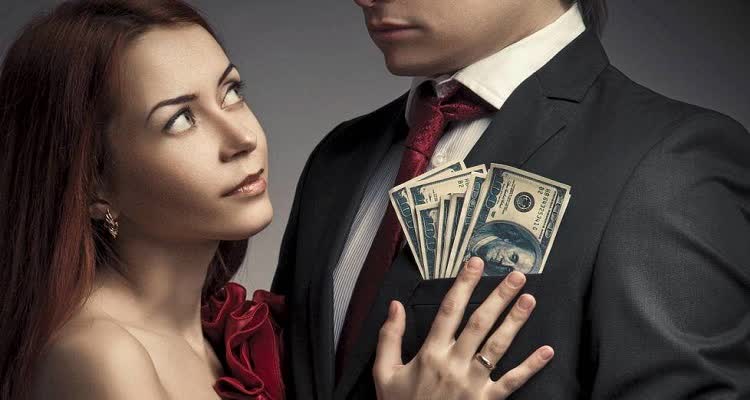 Женщина интересуется мужчиной с долларами в кармане