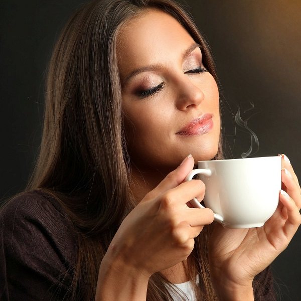 женщина с чашкой кофе